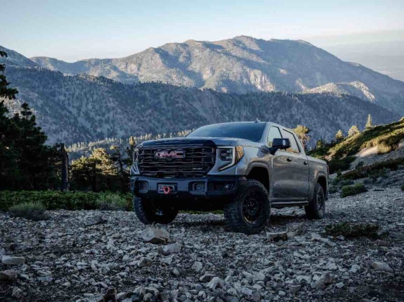 El papá de los tomates de camionetas, la más poderosa y primera GMC Sierra 1500 AT4X con 420 caballos de fuerza y motor V8 para todoterreno